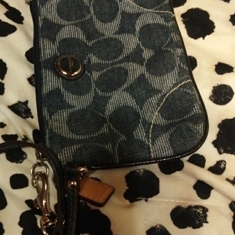 Iam selling a coach wristlet